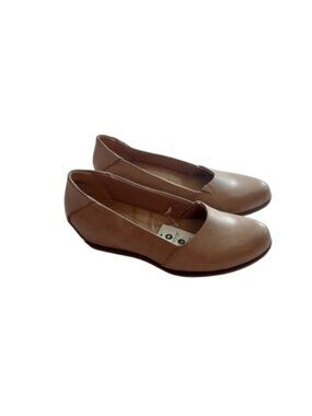 Kim Rogers Womens Ucey Ultra Comfort Slip On Shoes Tan Faux Leather 8M New